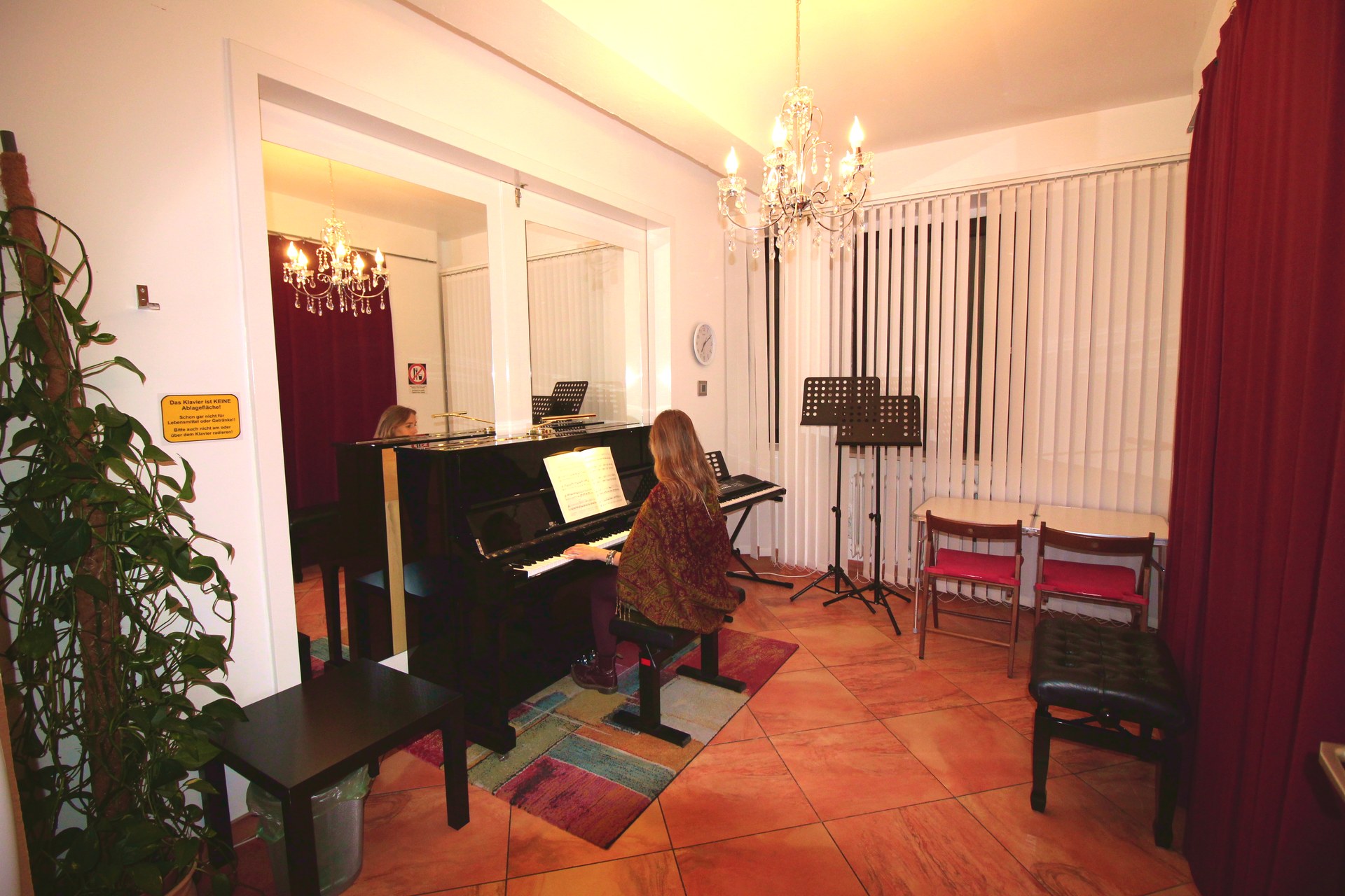 Person beim &Uuml;ben an einem Upright Piano