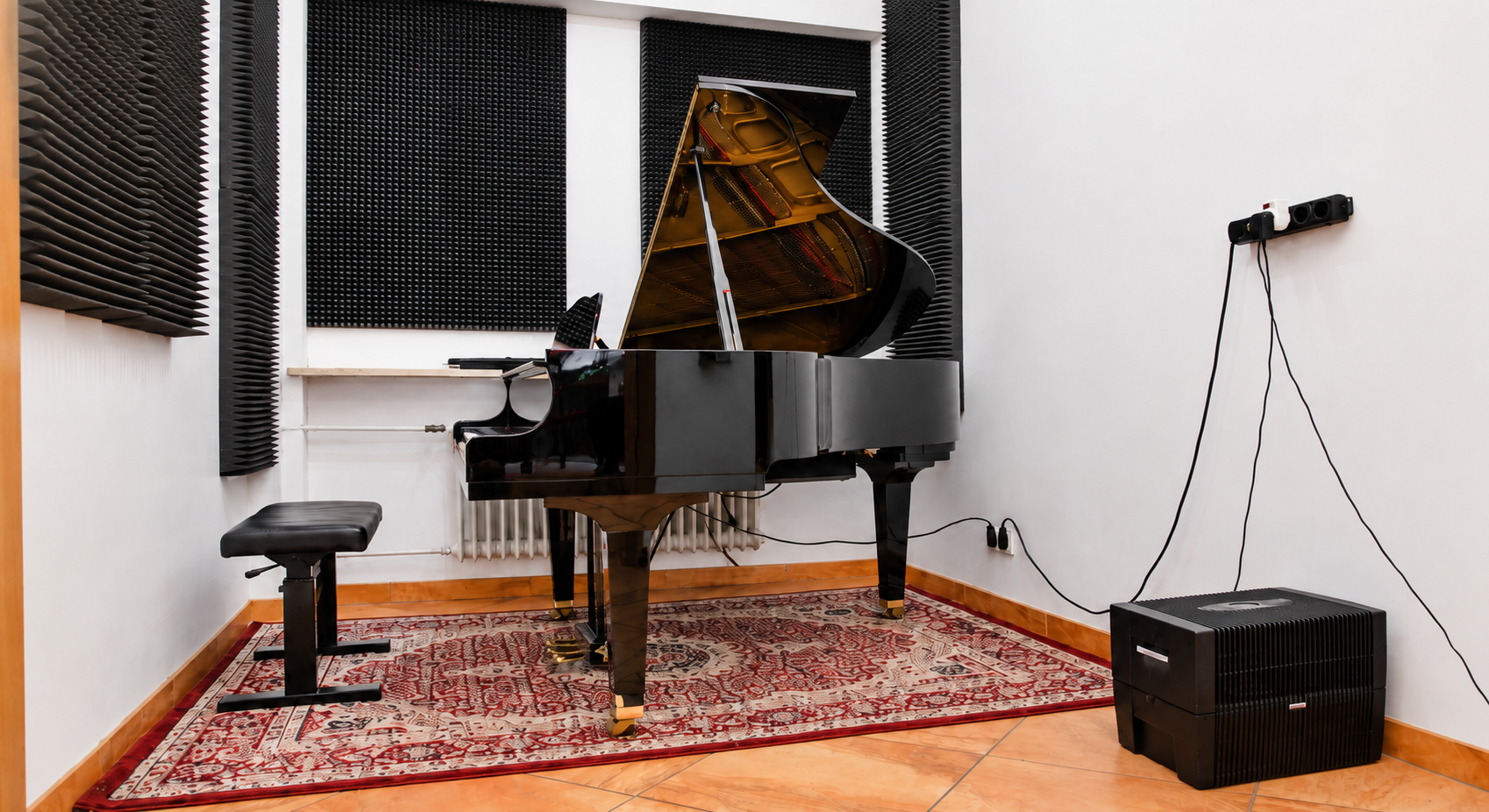Proberaum PRW 17 mit schwarzem Yamaha G1 Grand Piano und Klavierbank